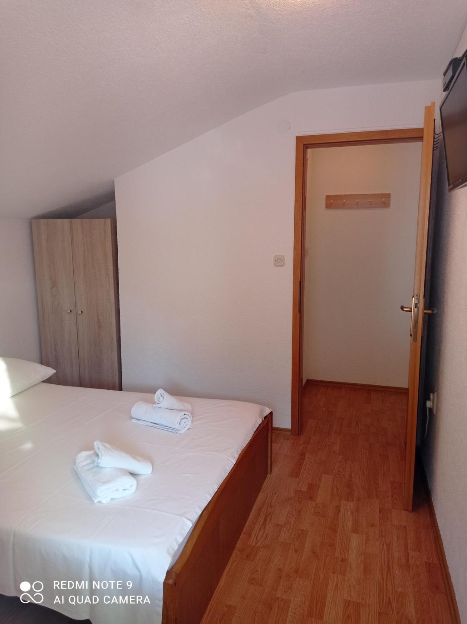 Apartments Mihovil Omis Phòng bức ảnh
